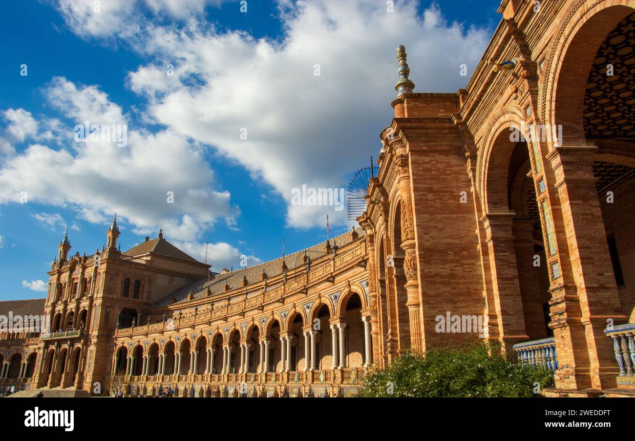 Die wunderbare Plaza de Spagna ist ein wunderschönes Beispiel für Architektur in der wunderschönen Stadt Sevilla in Andalusien Spanien Stockfoto