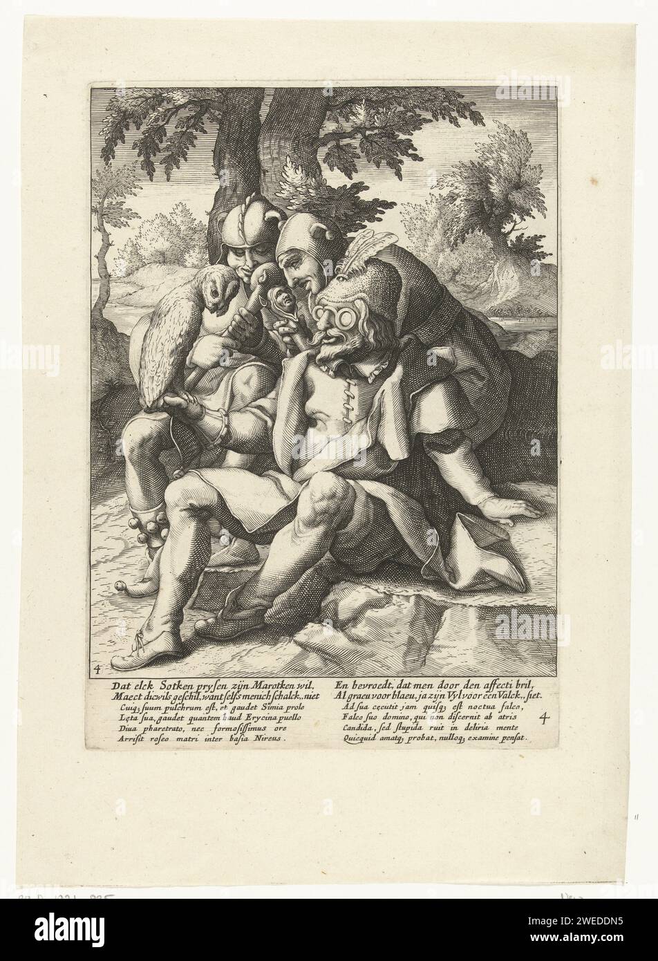 Jeder glaubt, seine Eule sei ein Falke, Hendrick Goltzius (zugeschrieben der Werkstatt oder), nach Karel van Mander (I), 1590–1594 Druck sitzt Ein Mann auf dem Boden und schaut durch seine Brille auf die Eule an seiner Hand (und denkt, ein Falke sieht). Hinter ihm zwei Narren, jeder mit einem marot (schmal) in der Hand. Das Sprichwort stellt die Idee vor, dass jeder denkt, dass er der Beste ist oder sein könnte. Unter der Show ein niederländischer Vers und ein erklärender lateinischer Vers von Franco Estius. Druckerei: Haarlemafter Design von: Haarlempublisher: Amsterdam Papier Gravur Sprüche, Sprüche, Sprüche, etc. Eulen. Brillen, Brillen. Narr, Simplet Stockfoto