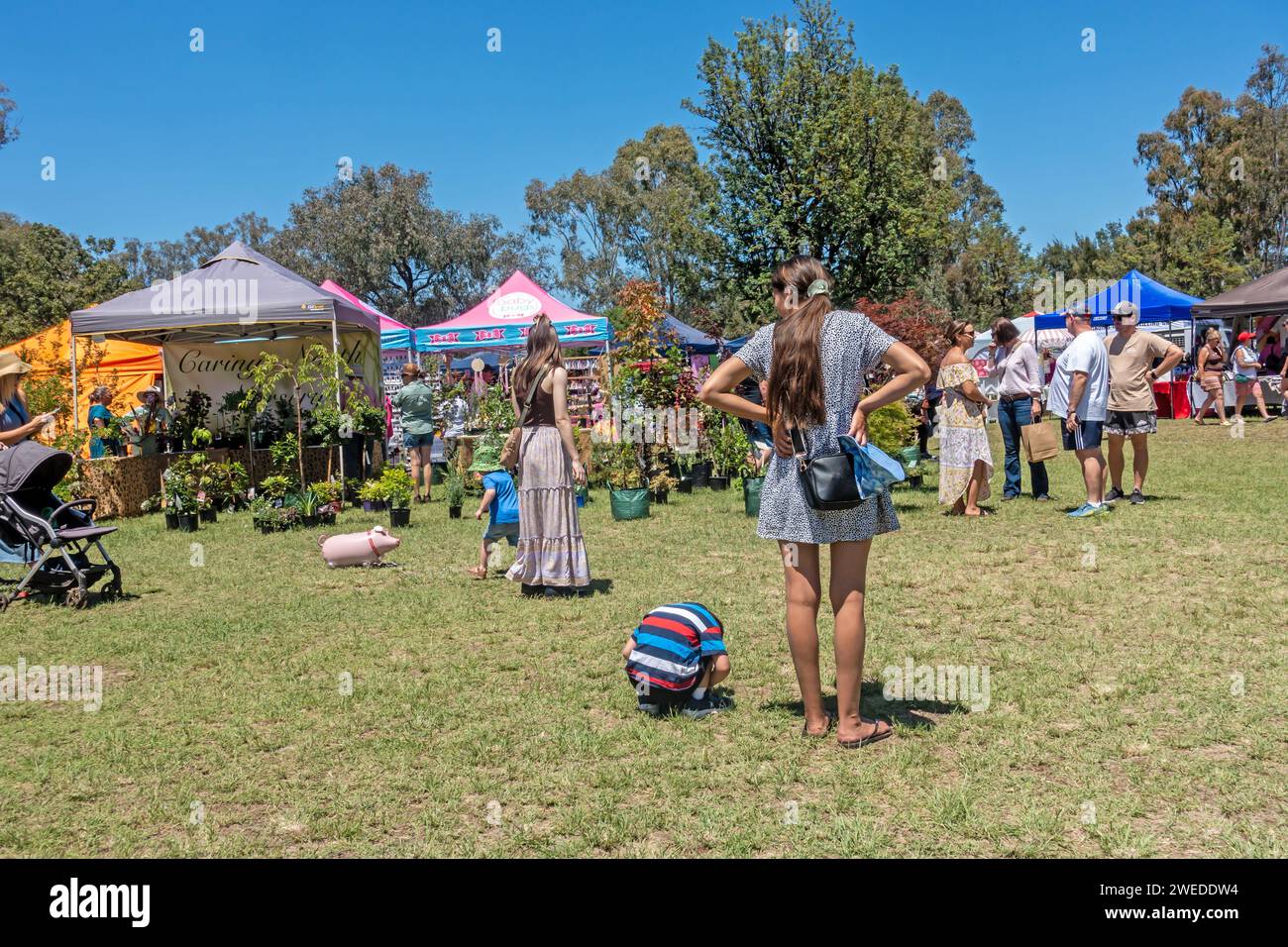 Müde Kleinkind an einem heißen Dezembertag auf den Cuarrabubula Markets, NSW Australien. Stockfoto