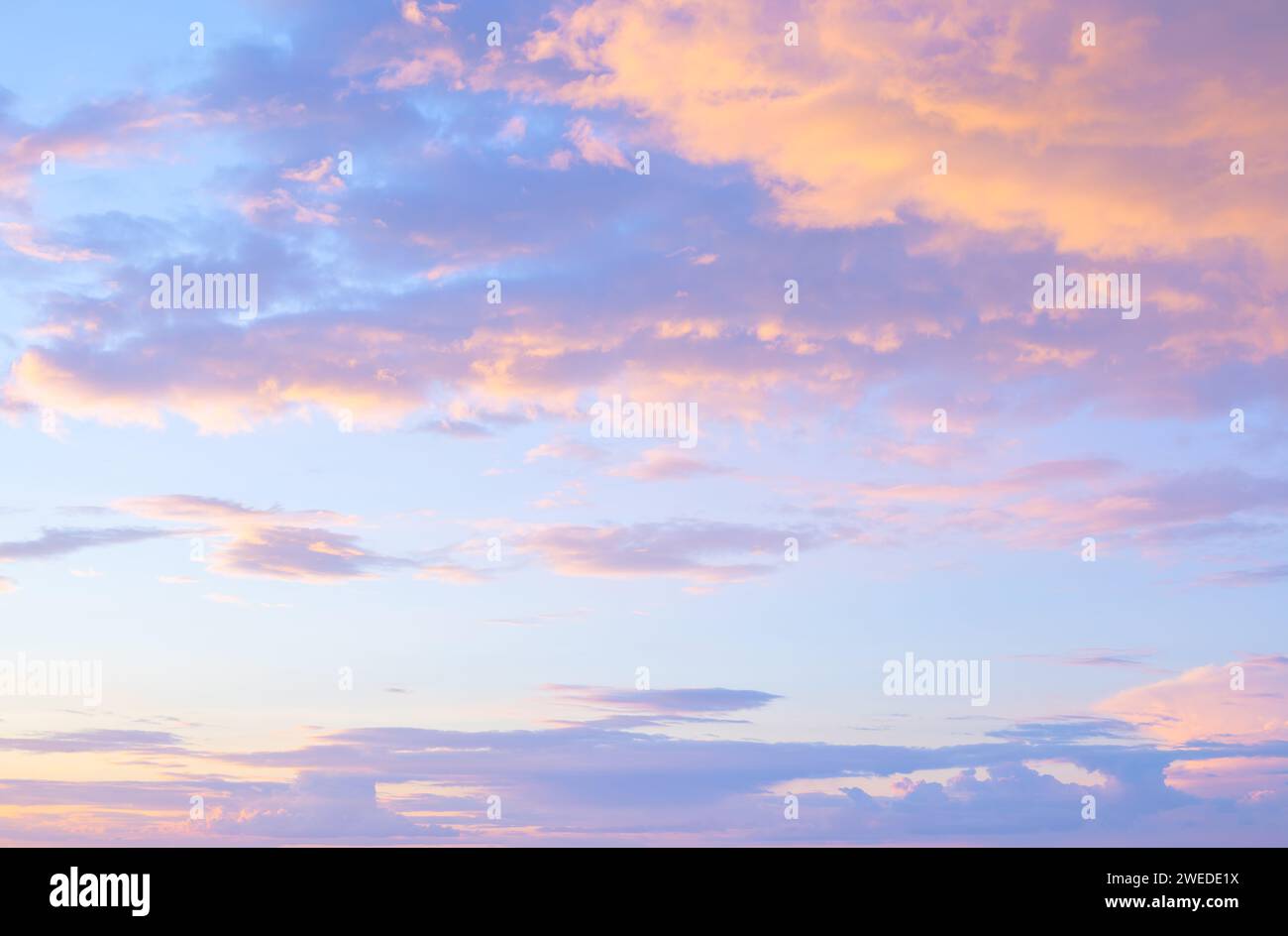 Leuchtender Sonnenuntergang Himmel in Rosa- und Blautönen Stockfoto
