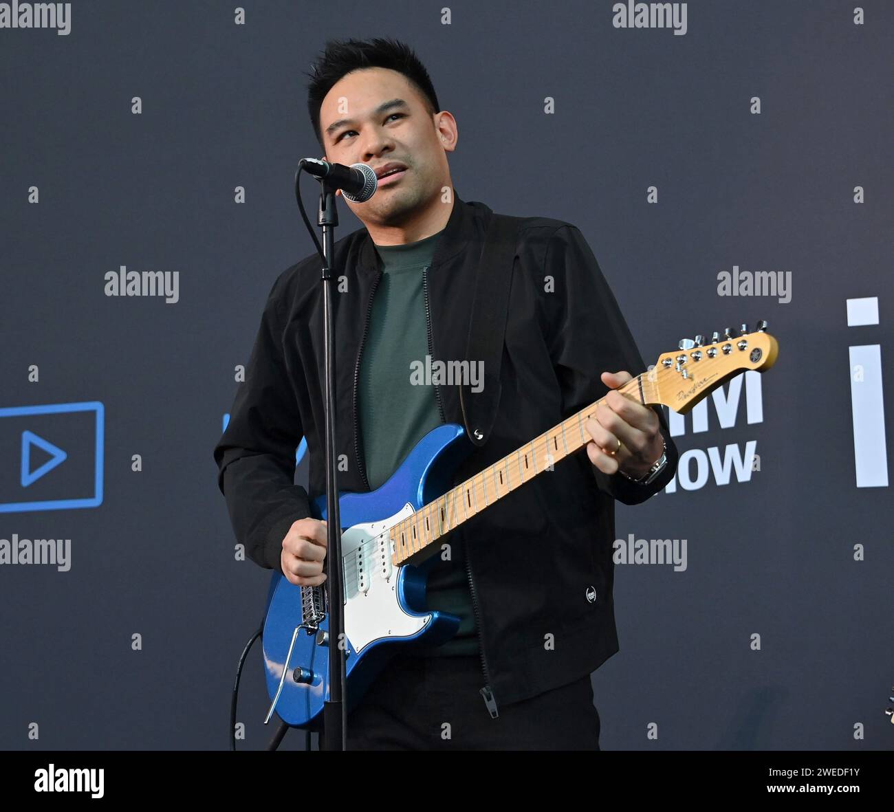 Anaheim, USA. Januar 2024. Jay Leonard J spielt die Gitarre von Yamaha „Pacfica“ beim NAMM Show Global Media Day, der am 24. Januar 2024 im Anaheim Convention Center in Anaheim stattfand. © Tammie Arroyo/AFF-USA.com Credit: AFF/Alamy Live News Stockfoto