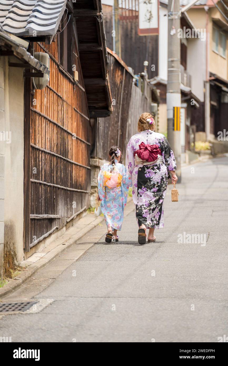 Japanisches Mädchen mit traditionellem Kimono Yukata auf der Straße in Kyoto, Japan. Stockfoto