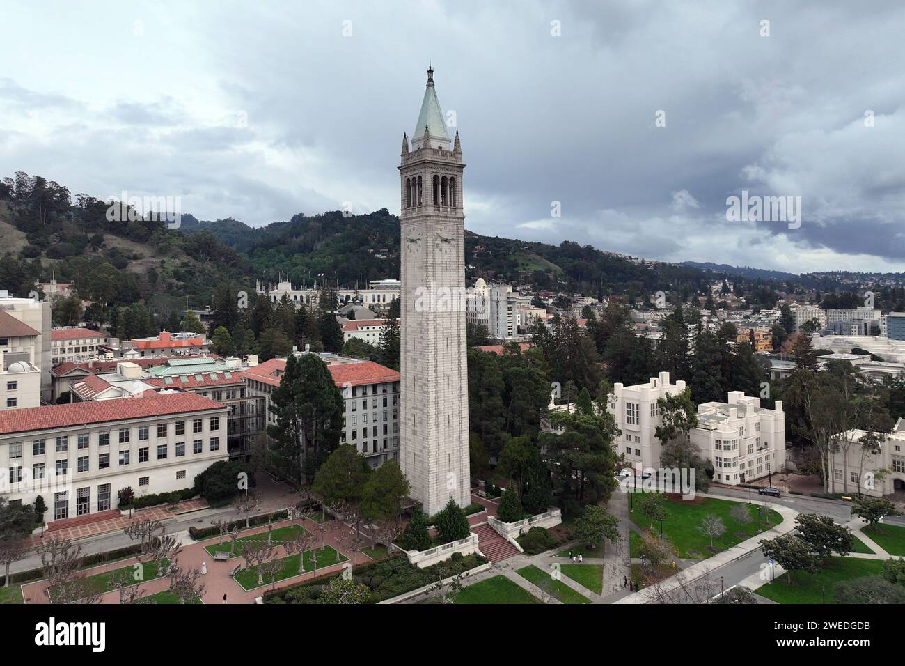 Ein allgemeiner Blick auf den Sather Tower auf dem Campus der University of California, Berkeley, Sonntag, 31. Dezember 2023, in Berkeley, Kalifornien Stockfoto