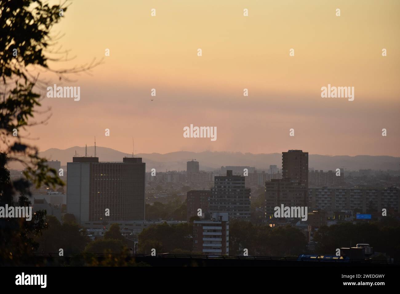 Bogota, Kolumbien. Januar 2024. Große Mengen Rauch steigen durch einen Waldbrand in den östlichen Bergen von Bogota auf, die Waldbrände stiegen am 24. Januar 2024 auf 5 an, nachdem heiße Temperaturen und kein Niederschlag durch das Nino-Phänomen verursacht wurden. Foto: Cristian Bayona/Long Visual Press Credit: Long Visual Press/Alamy Live News Stockfoto