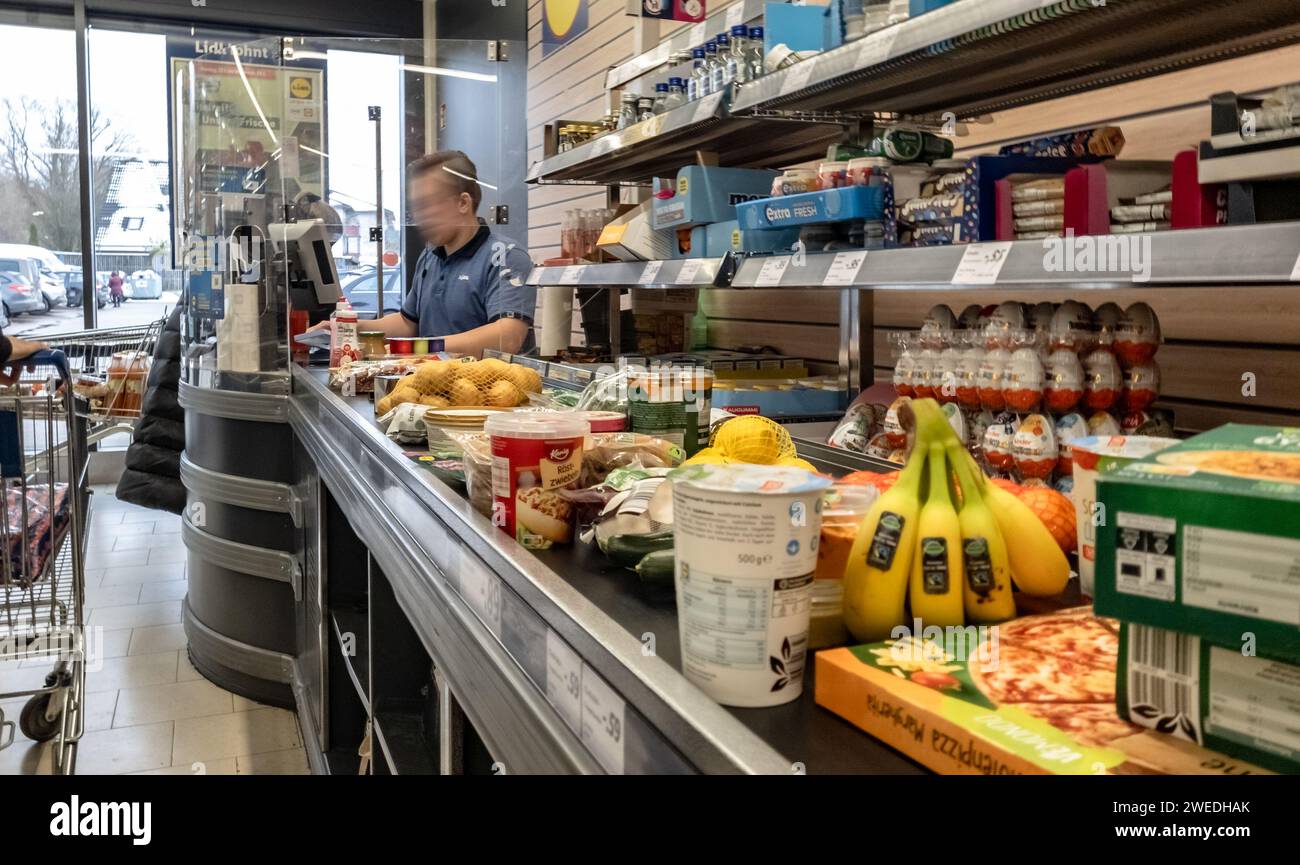 Hamburg, Deutschland. Januar 2024. Ware, die auf dem Kassenförderband in einem LIDL-Discount-Supermarkt liegt. Quelle: Markus Scholz/dpa/Alamy Live News Stockfoto
