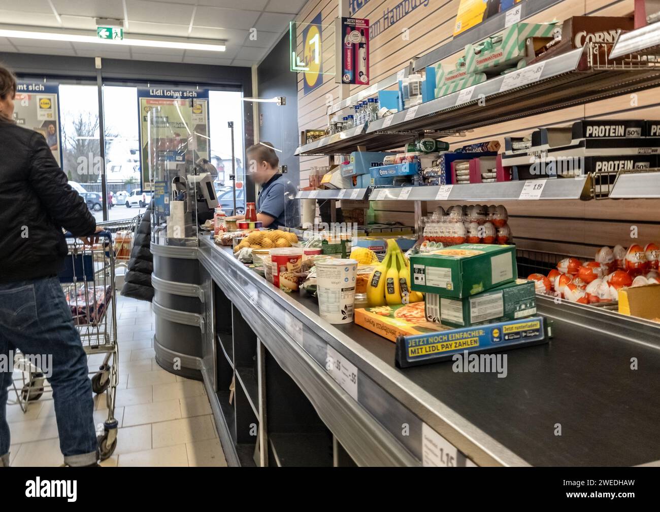 Hamburg, Deutschland. Januar 2024. Ware, die auf dem Kassenförderband in einem LIDL-Discount-Supermarkt liegt. Quelle: Markus Scholz/dpa/Alamy Live News Stockfoto