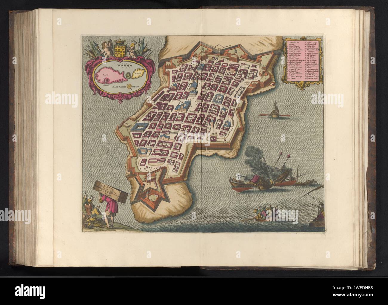Ansicht von Valetta in einer Kurzfassung, anonym, 1693 - 1717 Print Ansicht von Valetta in einer Kurzschalen Perspektive. Oben links eine Kartusche mit einer Karte von Malta. Oben rechts eine Kartusche mit einer erläuternden Liste von Zahlen. Unten links ein Mann, der eine Kiste mit dem Titel trägt. Rechts eine Seeschlacht. Drucken ist Teil eines Albums. Verlag: AmsterdamThe Haager Papier graviert Stadtpläne. Vogelperspektive  Architekturdesign oder Modell Valletta Stockfoto