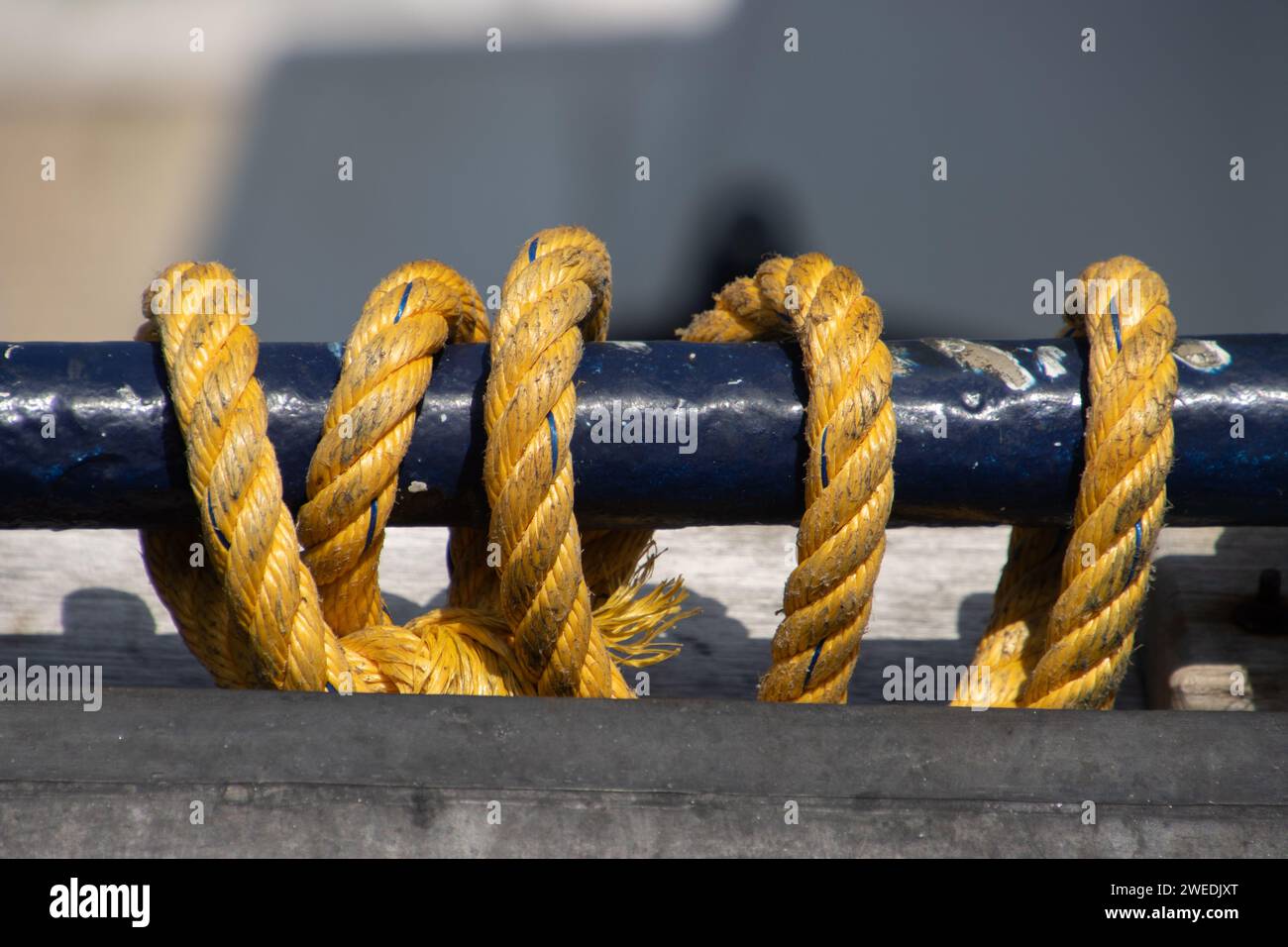 Nahaufnahme eines Seils, das um einen Stab geschlungen ist Stockfoto