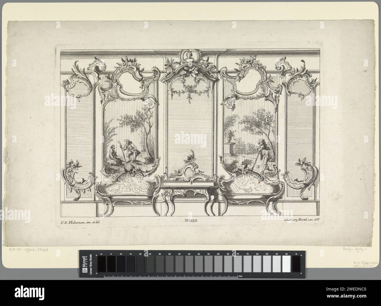 Wandindeling traf Panelen, Anonym, nach Franz Xaver Habermann, 1748–1753 Druck Wandlayout mit zwei Tafeln mit Pastoralszenen, mit Rocaillerahmen. Im Vordergrund zwei Bänke und ein mit Rocailles verzierter Tisch. Veröffentlichungsnummer 135. Augsburger Papierätzung / Gravur Rocaille Ornament. Verkleidungen Stockfoto