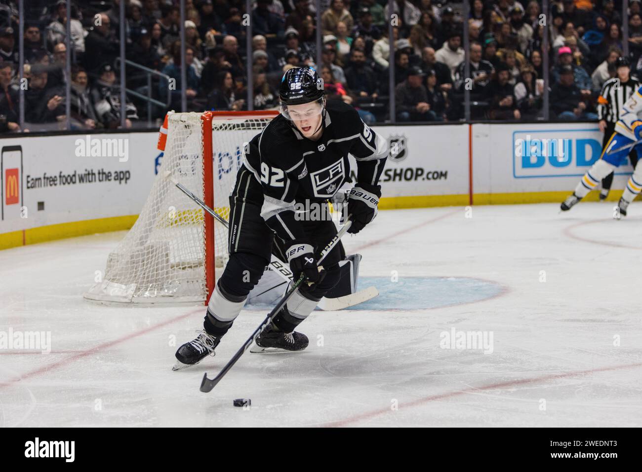 Los Angeles, Kalifornien, USA. Januar 2024. BRANDT CLARKE von den Los Angeles Kings der NHL sammelt den Puck während eines Spiels gegen die Buffalo Sabres in der Crypto.com Arena in Los Angeles, Kalifornien am 24. Januar 2024 (Credit Image: © Alex Cave/ZUMA Press Wire) NUR ZUR REDAKTIONELLEN VERWENDUNG! Nicht für kommerzielle ZWECKE! Stockfoto