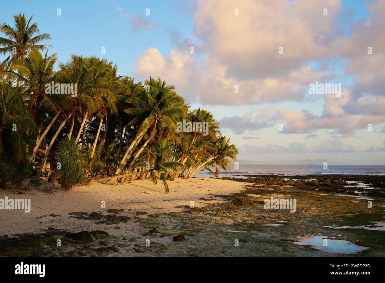 Der Strand in Cloud 9, Siargao, berühmt für sein Surfen. Stockfoto