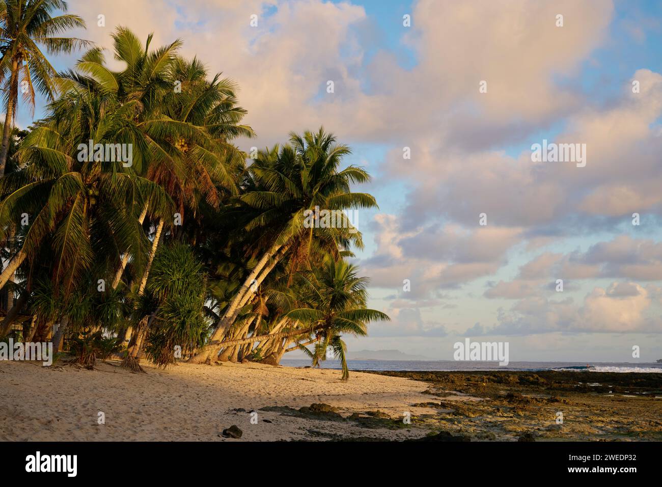 Der Strand in Cloud 9, Siargao, berühmt für sein Surfen. Stockfoto