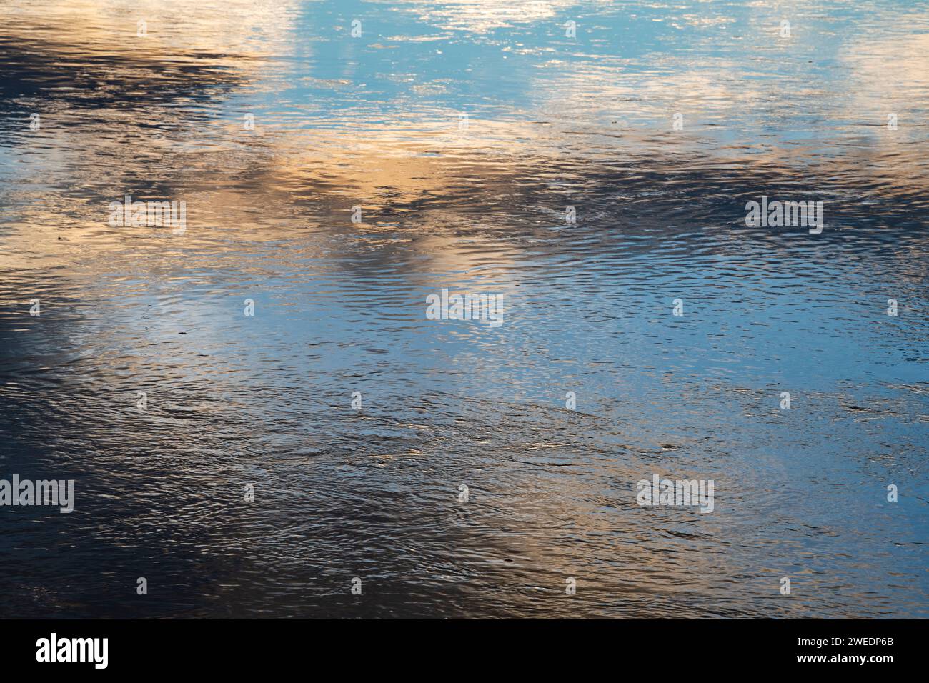 Morgens Wolkenreflexe und Wellen des Flusses Lossie. Lossiemouth, Morayshire, Schottland Stockfoto