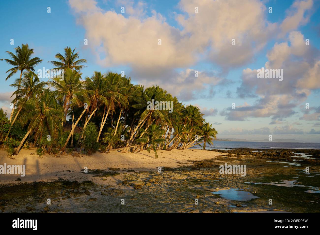 Der Strand in Cloud 9, Siargao, berühmt für sein Surfen. Stockfoto