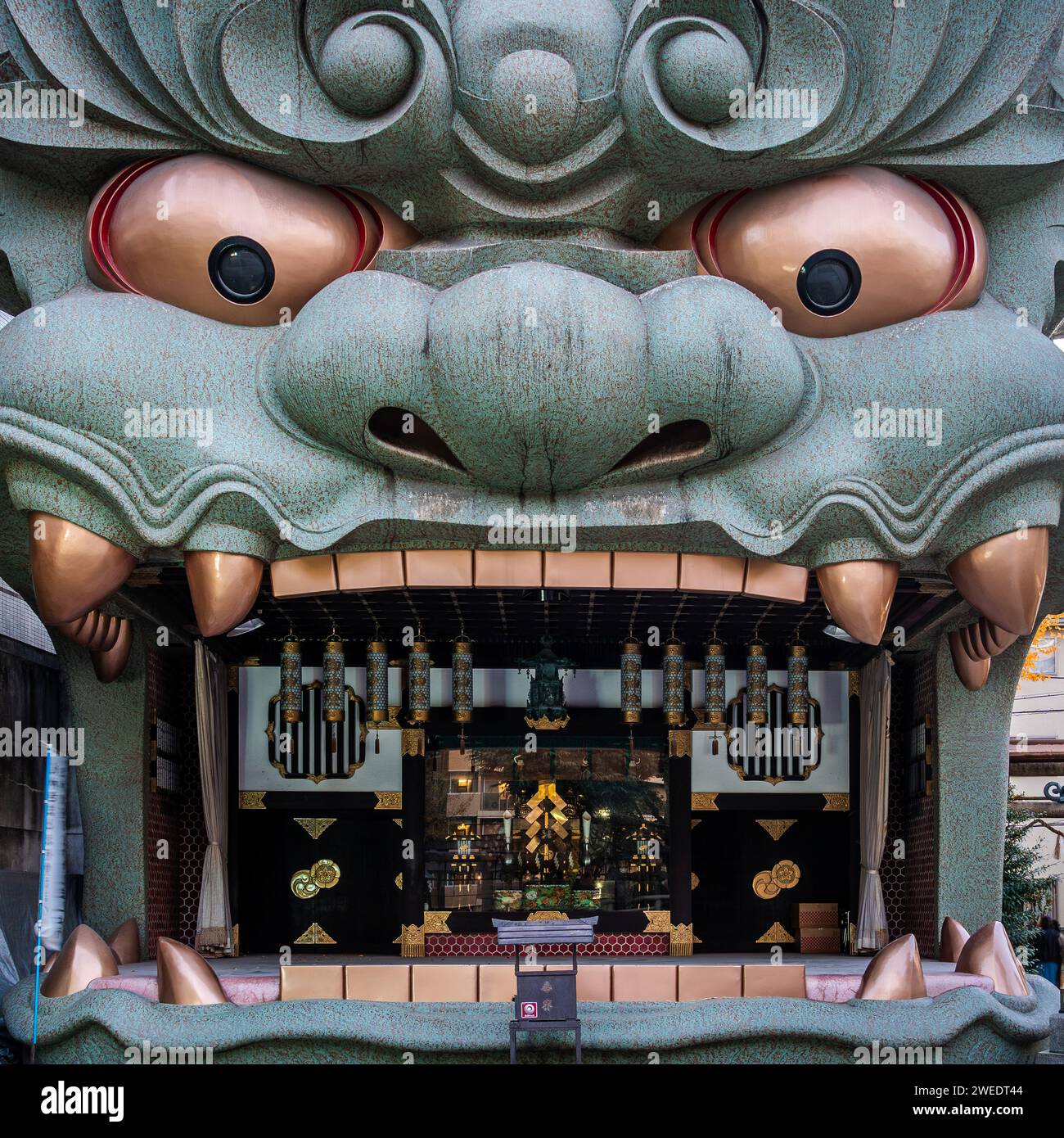 Namba Yasaka-jinja-Schrein, berühmt für sein riesiges Löwenkopf-förmiges Gebäude in Osaka, Japan. Stockfoto