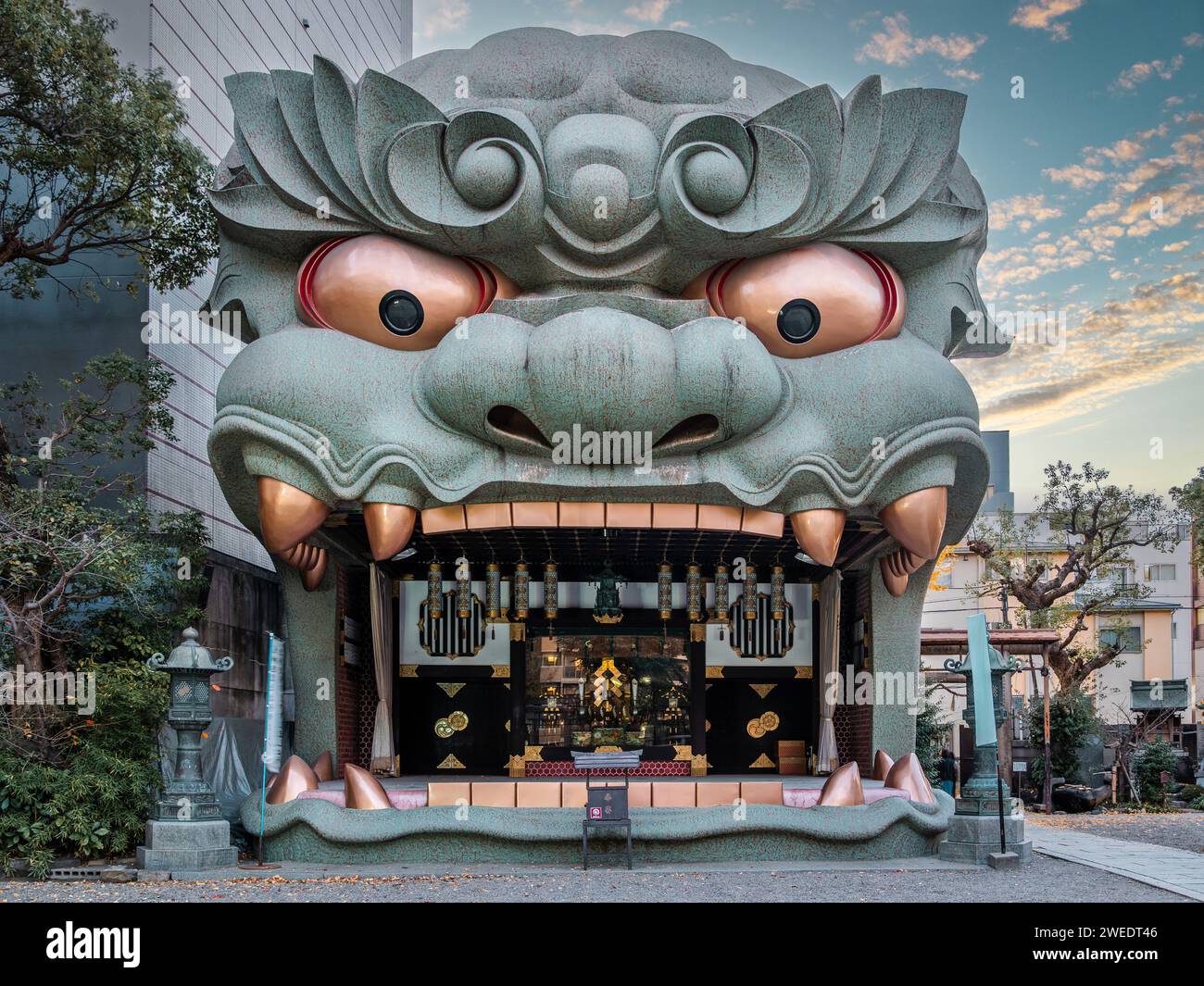 Namba Yasaka-jinja-Schrein, berühmt für sein riesiges Löwenkopf-förmiges Gebäude in Osaka, Japan. Stockfoto