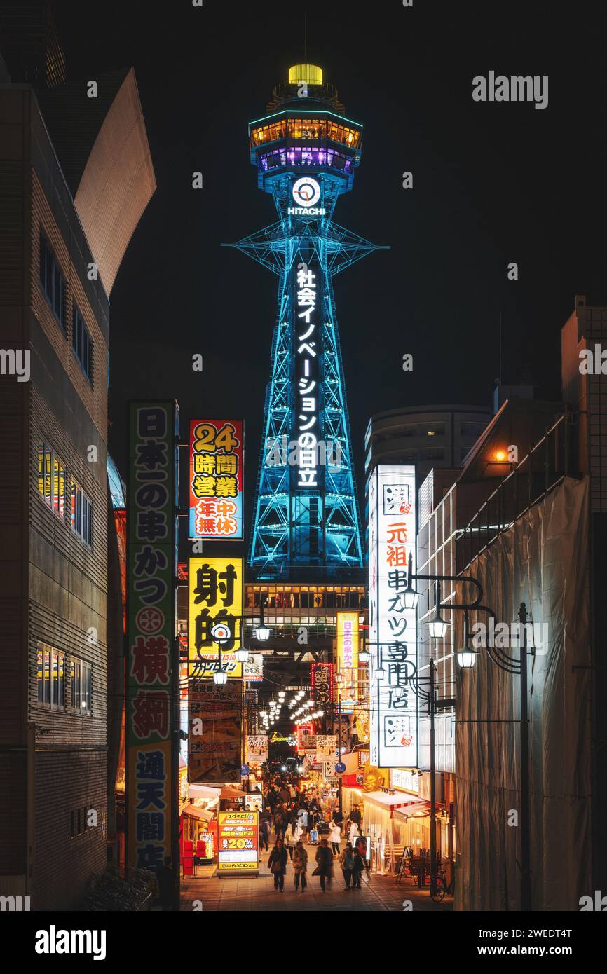 Osaka, Japan - 7. Dezember 2023: Architektonisches Wahrzeichen des Tsutenkaku-Turms, beleuchtet bei Nacht im Stadtteil Shinsekai von Osaka, Japan. Stockfoto