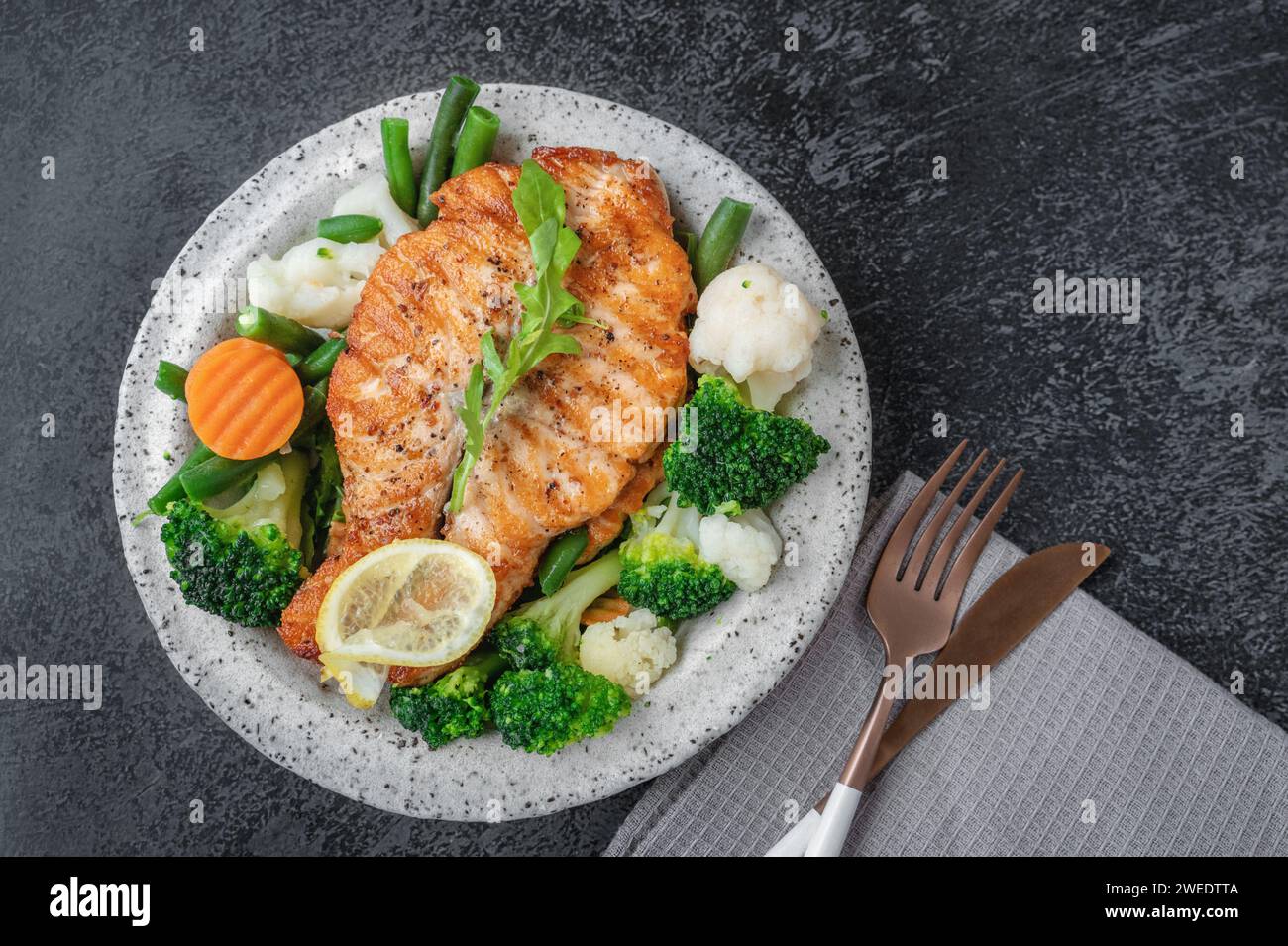 Lachssteak mit rosenkohl und Blumenkohl. Gegrilltes Lachssteak mit gekochtem Gemüse. Diätkost. Kopierbereich. Stockfoto