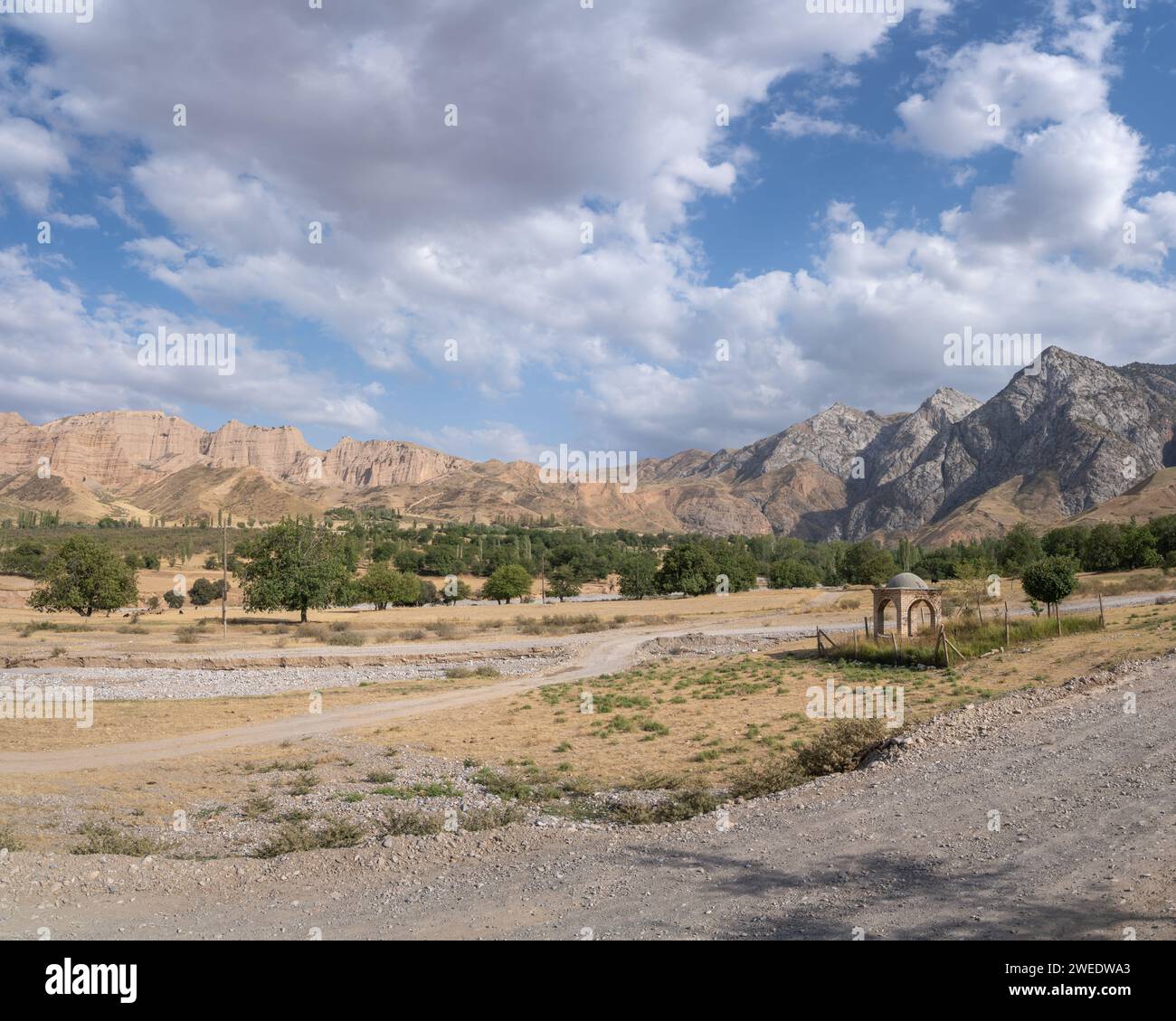 Malerische Berglandschaft mit kleinem Schrein in der Mazar-i-Sharif Landschaft in der Nähe von Panjakent in Sughd Region von Tadschikistan Stockfoto