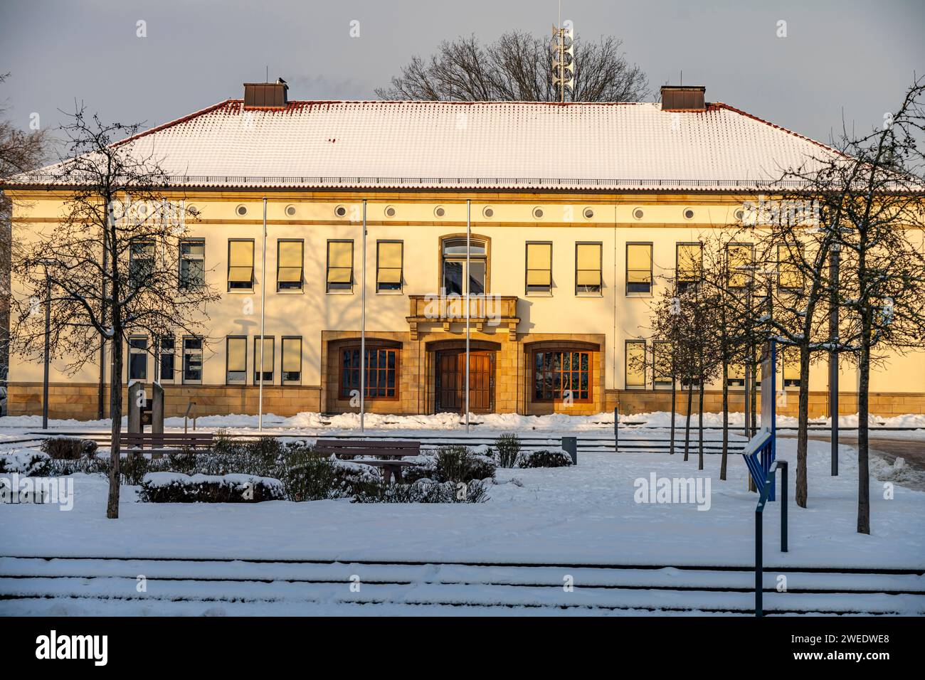 Das verschneite Rathaus in Bad Driburg im Winter, Nordrhein-Westfalen, Deutschland, Europa | Winter im verschneiten Rathaus Bad Driburg, Nordrhein Stockfoto