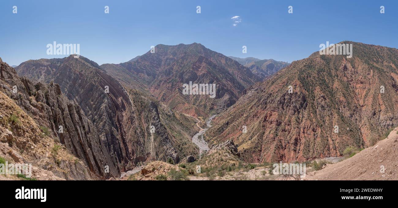 Landschaftspanorama der farbenfrohen roten Berge mit trockenem Flussbett in der Provinz Khatlon in Tadschikistan Stockfoto