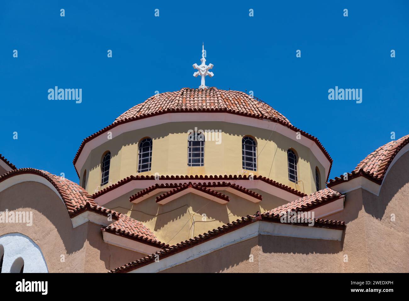 Blick auf ein typisch griechisch-orthodoxes Kirchendach Stockfoto