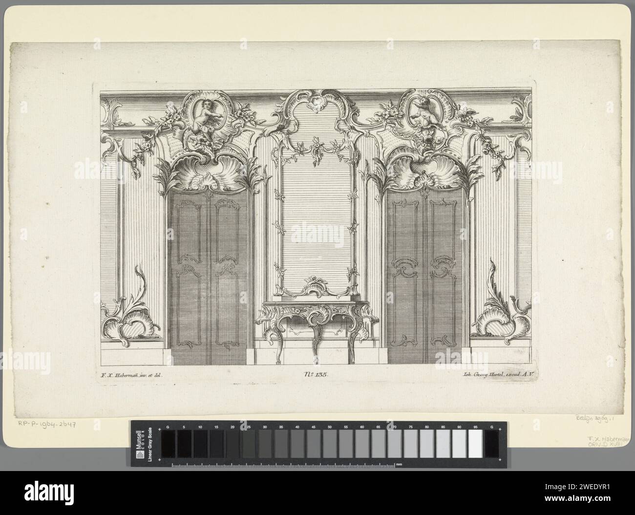 Wandindeling traf Deuren, Anonym, nach Franz Xaver Habermann, 1748–1753 Druck Wandlayout mit zwei Türen mit Rocaillerahmen und gekrönt mit Rocaillekartusche mit Putten. In der Mitte ein mit Rocailles dekorierter Tisch. Veröffentlichungsnummer 135. Augsburger Papierätzung / Gravur Rocaille Ornament. Wandverkleidung. Tür Stockfoto