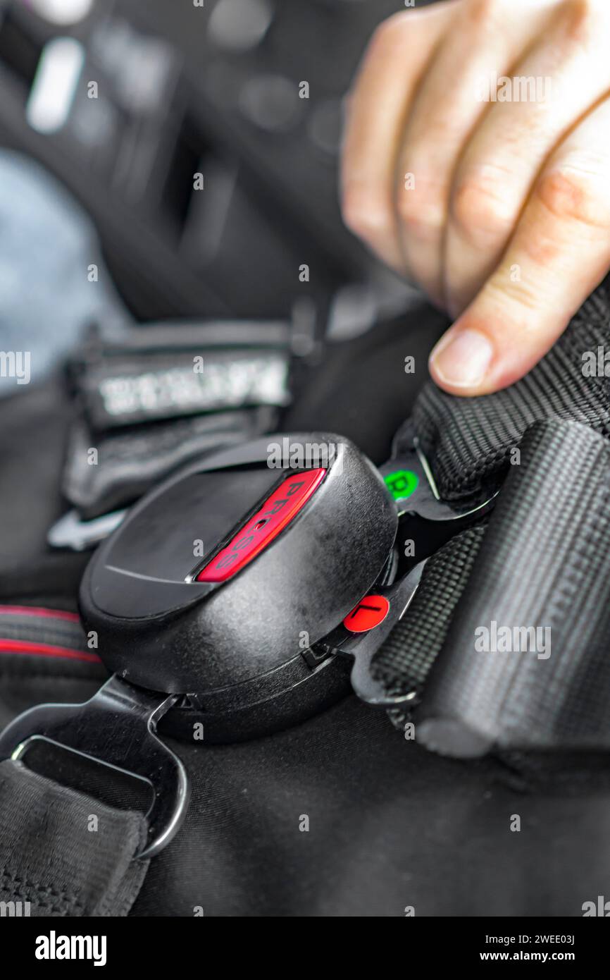 Vier-Punkt-Gurte für Rennwagen von Hand befestigen Stockfoto