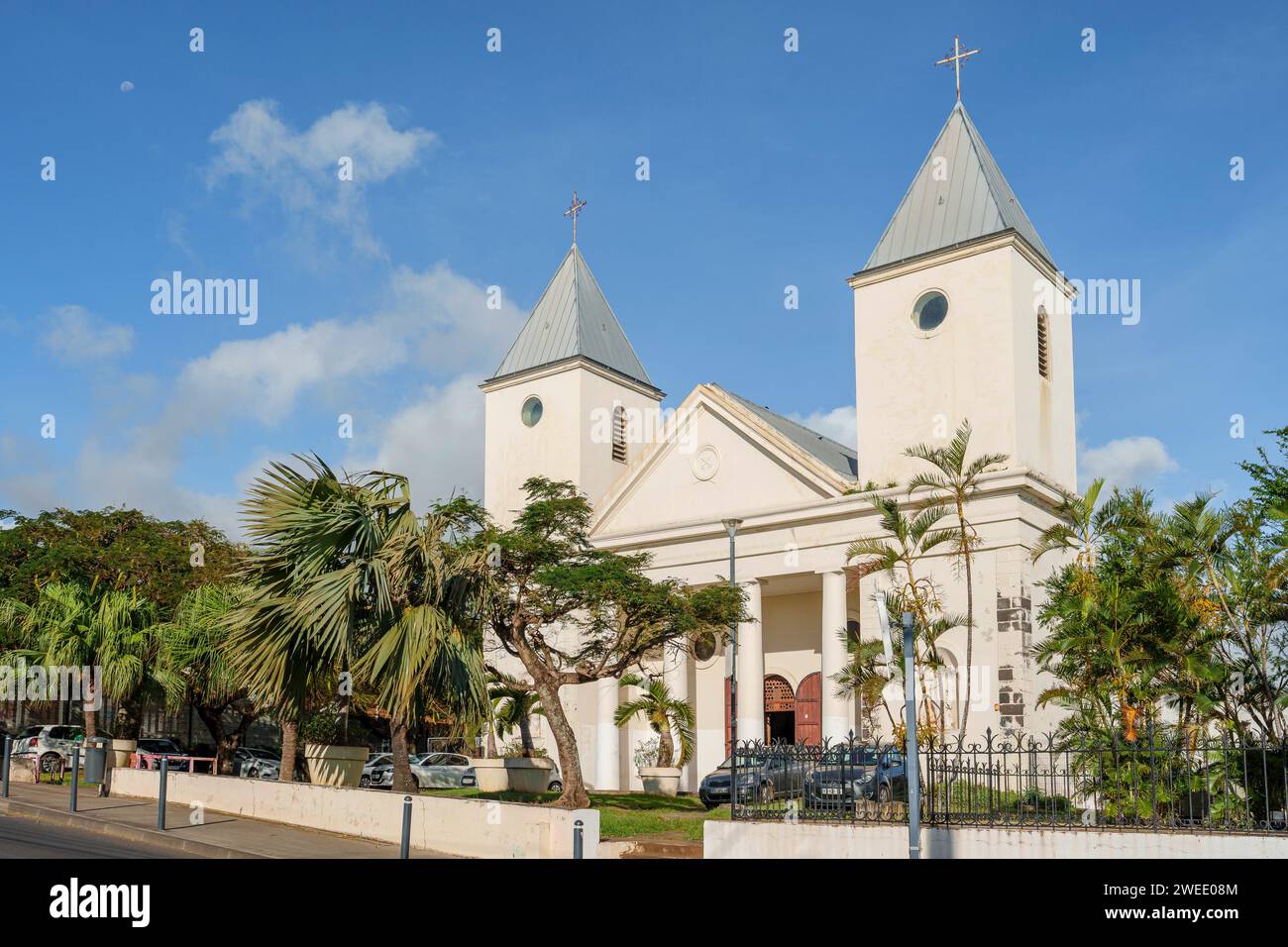 Eine Kirche mit typisch kreolischer Architektur, in Saint-Pierre, Insel Réunion. Es ist die Pfarrkirche Saint-Pierre Saint-Paul, in der Rue Auguste Babet. Stockfoto