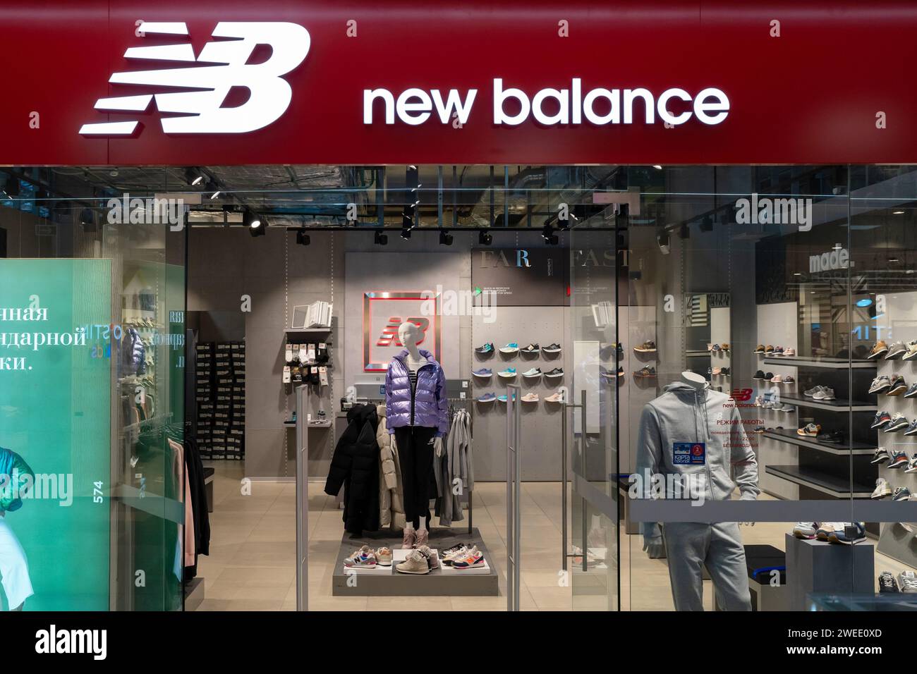 Neues Balance-Geschäft im Einkaufszentrum. New Balance Athletics, Inc. Ist ein US-amerikanisches Unternehmen mit Sitz in Boston, Massachusetts. Minsk, Weißrussland, 2024 Stockfoto
