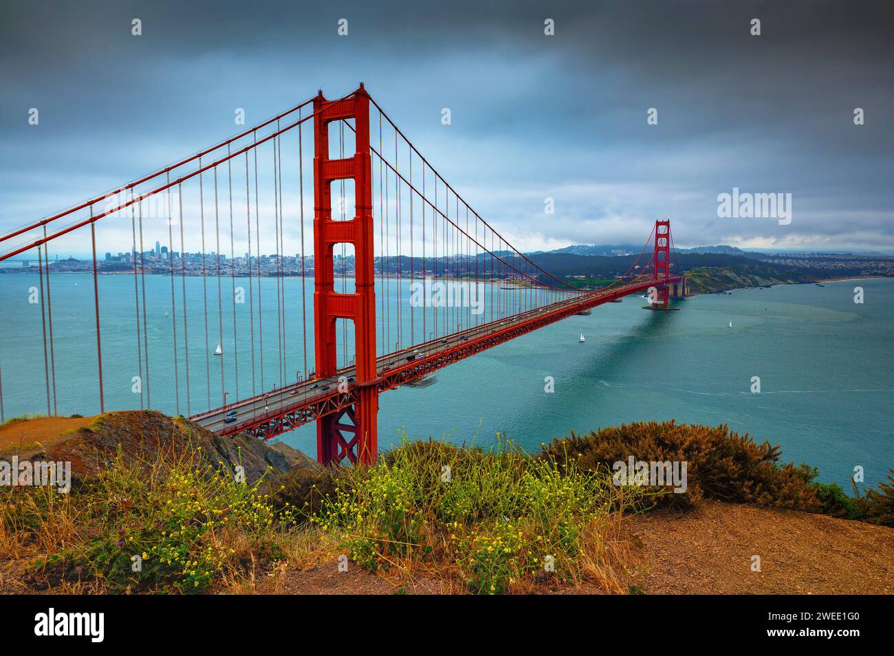 Golden Gate Bridge an einem bewölkten Tag mit der Skyline von San Francisco im Hintergrund Stockfoto