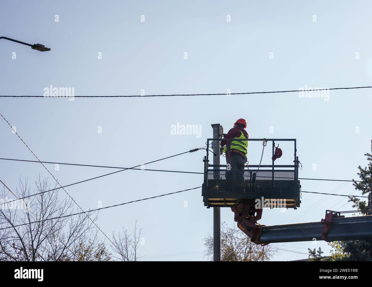 Almaty, Kasachstan – 17. August 2023: Ein Arbeiter an einem Teleskopturm repariert eine CCTV-Kamera. Stockfoto