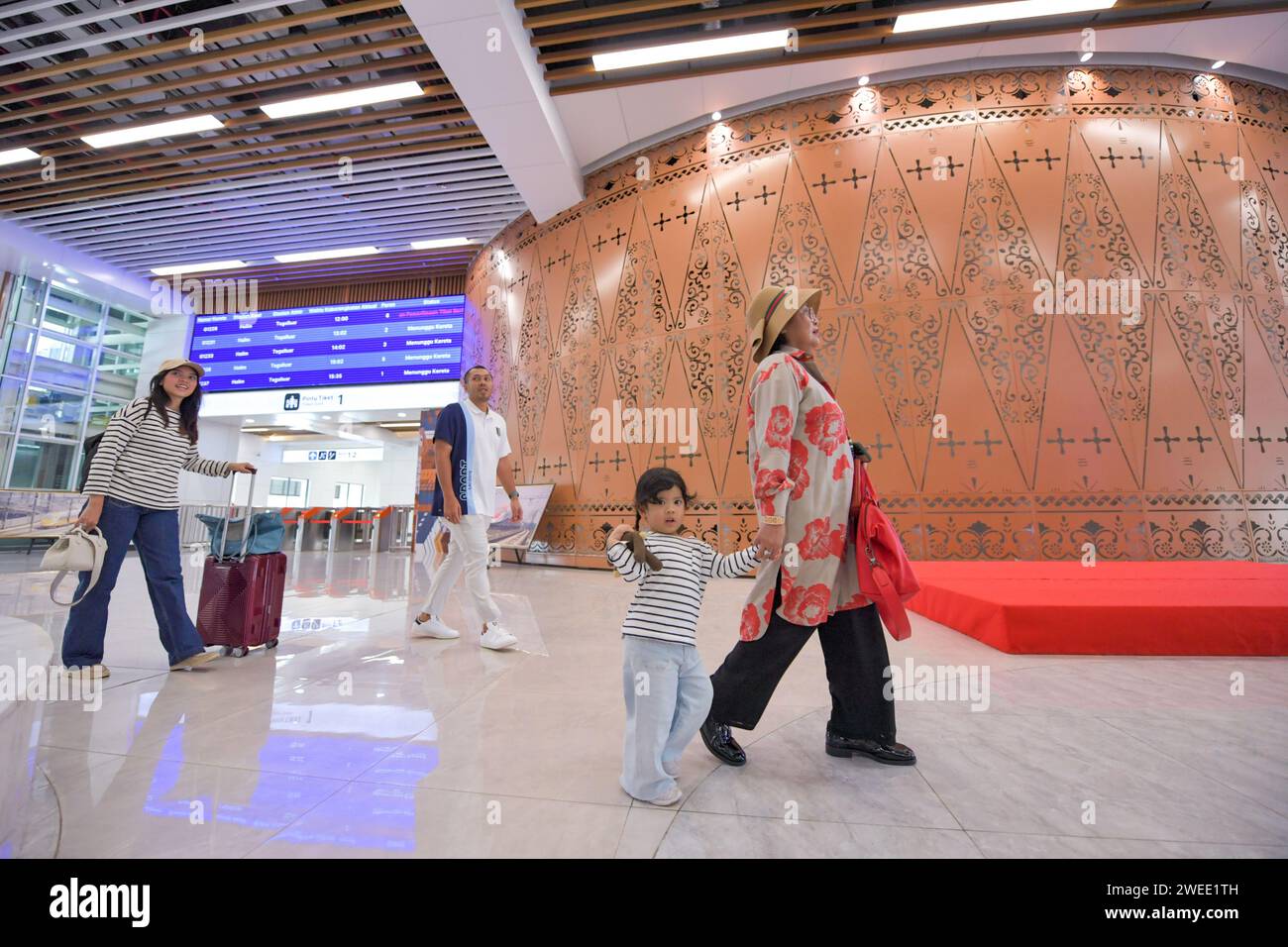 (240125) -- JAKARTA, 25. Januar 2024 (Xinhua) -- die Passagiere werden in der Warthalle des Halim-Bahnhofs der Jakarta-Bandung Hochgeschwindigkeitsbahn (HSR) in Jakarta, Indonesien, am 24. Januar 2024 abgebildet. Die Jakarta-Bandung Hochgeschwindigkeitsbahn (HSR) feierte ihren 100. Betriebstag am Mittwoch mit insgesamt 1,45 Millionen beförderten Fahrgästen, sagte ein Beamter der China Railway International Limited. Die Zahl der täglichen Zugfahrten wurde von 14 auf 40 und 48 an Wochenenden erhöht. Insgesamt wurden innerhalb der ersten 100 Betriebstage 3.487 Fahrten durchgeführt, die höchste Anzahl von Passagieren Stockfoto