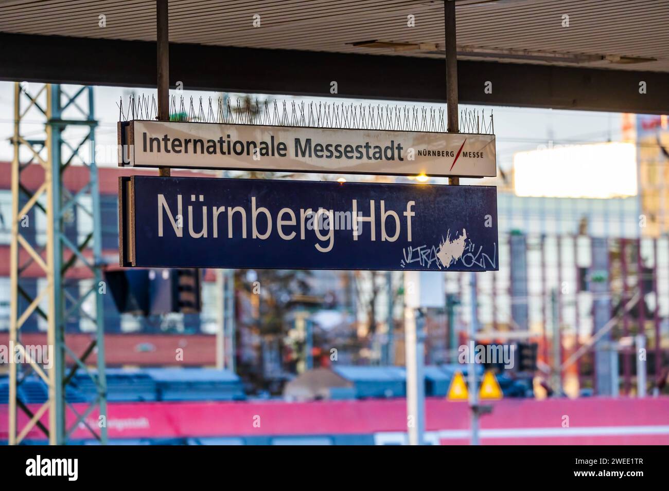 Streik der Lokführergewerkschaft GDL - Situation am Hauptbahnhof Nürnberg der aktuelle Bahnstreik hat auch Einfluss auf den Messestandort Nürnberg. Aktuell startet die Anreise zum Aufbau und Vorbereitung der Spielwarenmesse in der kommenden Woche in Nürnberg. Ein Großteil der Messebesucher kommt in der Regel mit den Zügen der Deutschen Bahn in Nürnberg an. Nürnberg Bayern Deutschland *** Streik der zugführergewerkschaft GDL Situation am Hauptbahnhof Nürnberg der aktuelle Bahnstreik wirkt sich auch auf den Messestandort Nürnberg aus Stockfoto