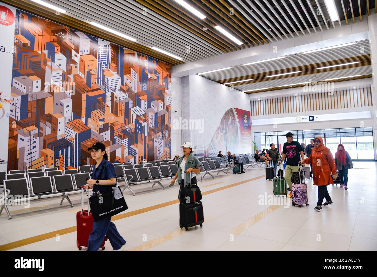 (240125) -- JAKARTA, 25. Januar 2024 (Xinhua) -- die Passagiere werden in der Warthalle des Halim-Bahnhofs der Jakarta-Bandung Hochgeschwindigkeitsbahn (HSR) in Jakarta, Indonesien, am 24. Januar 2024 abgebildet. Die Jakarta-Bandung Hochgeschwindigkeitsbahn (HSR) feierte ihren 100. Betriebstag am Mittwoch mit insgesamt 1,45 Millionen beförderten Fahrgästen, sagte ein Beamter der China Railway International Limited. Die Zahl der täglichen Zugfahrten wurde von 14 auf 40 und 48 an Wochenenden erhöht. Insgesamt wurden innerhalb der ersten 100 Betriebstage 3.487 Fahrten durchgeführt, die höchste Anzahl von Passagieren Stockfoto