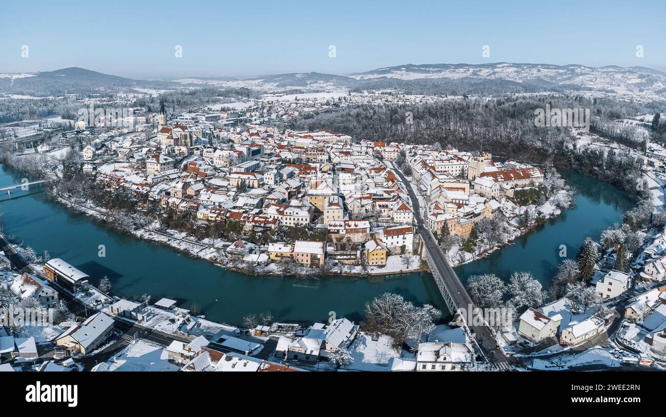 Ein Luftbild der wunderschönen Winterstadt mit dem Fluss Krka, der in einer Kurve um die Stadt Novo Mesto, Slowenien fließt Stockfoto