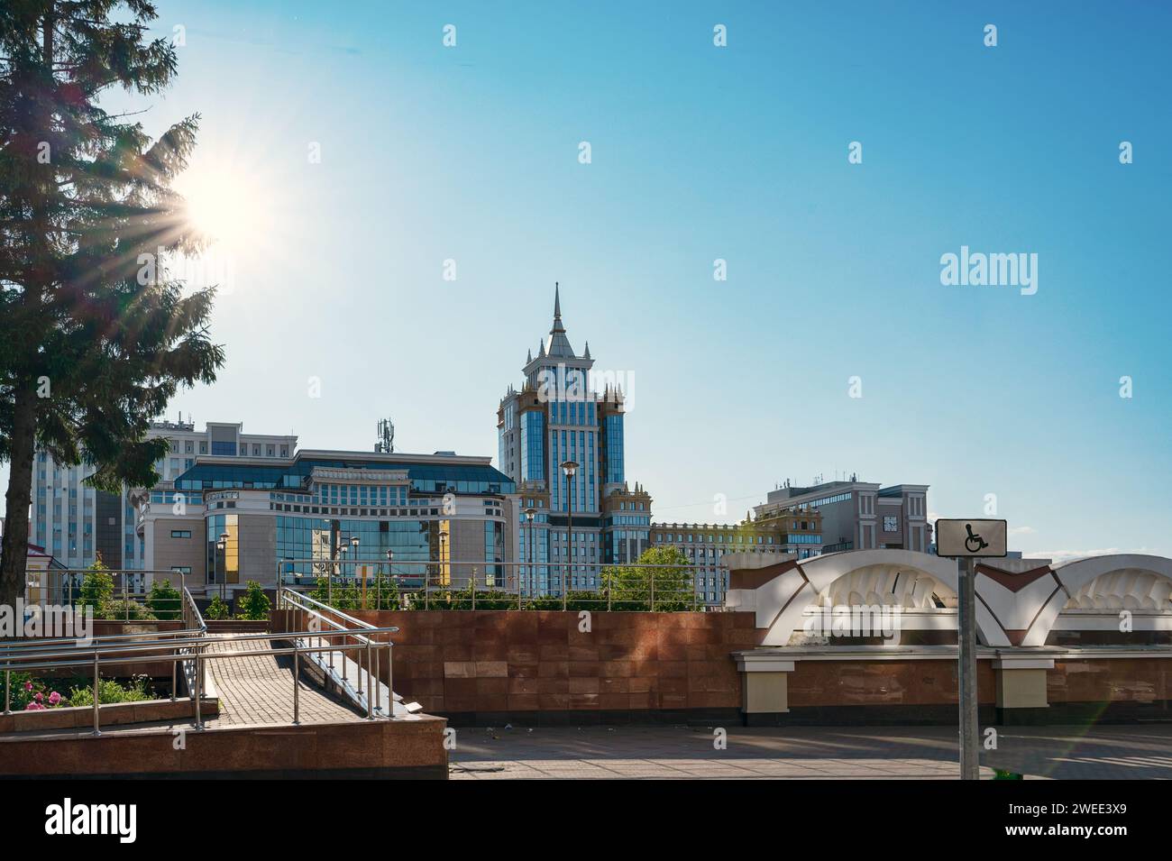 SARANSK, RUSSLAND - 4. Juni 2023: Das Hauptgebäude der Staatlichen Universität Mordovien. Das 17-stöckige Gebäude mit einer Höhe von 90 Metern wurde auf der S eröffnet Stockfoto