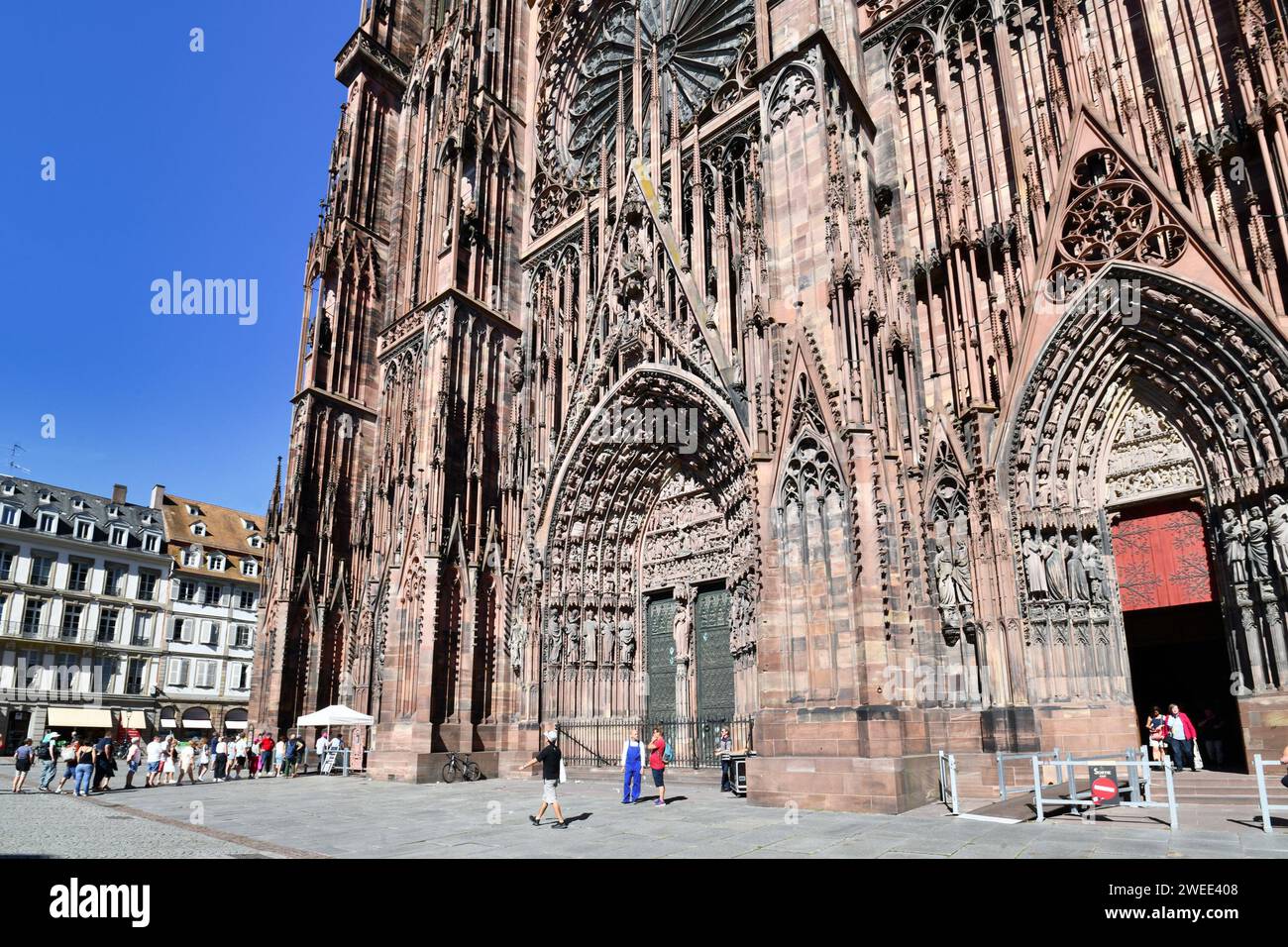 Straßburg, Frankreich - September 2023: Eingangstür des berühmten Straßburger Doms in Frankreich in romanischer und gotischer Architektur Stockfoto