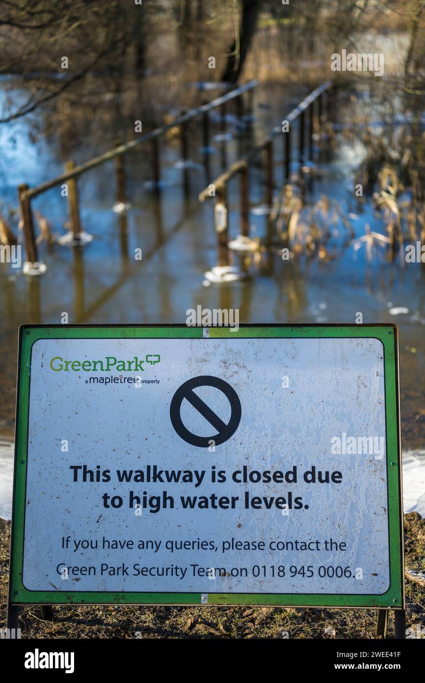Schild Warnung vor Hochwasserständen, in gefrorenem Wasser, Green Park, Reading, Berkshire, England, Großbritannien, GB. Stockfoto