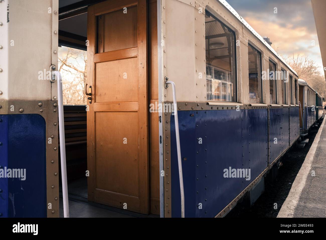 Oldtimer-Zug in einem Bahnhof, offene Tür Stockfoto