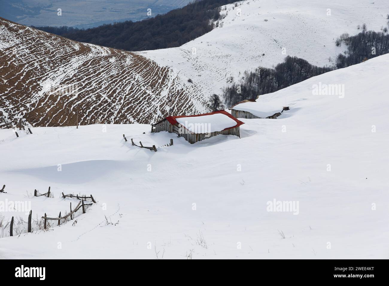 Eine Wanderung zu den schneebedeckten Gipfeln der georgischen Berge im Ilto Naturschutzgebiet Stockfoto