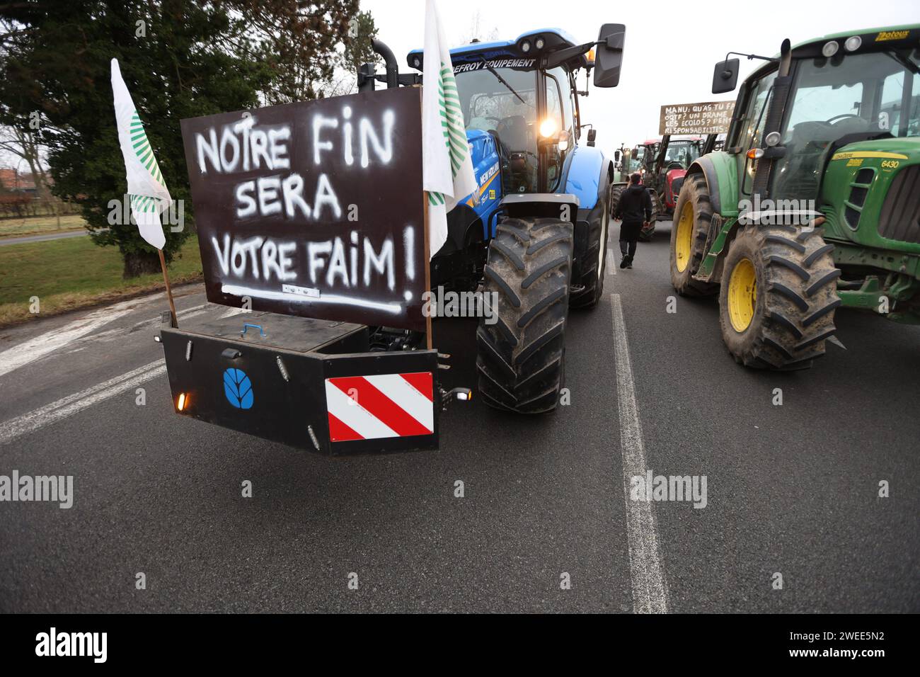 Frankreich. Januar 2024. © PHOTOPQR/VOIX DU NORD/MATTHIEU BOTTE ; 25/01/2024 ; 20240117. arras. Neige et pluie verglacante. FOTO MATTHIEU BOTTE LA VOIX DU NORD französische Bauern protestieren am 25. januar 2024 Credit: MAXPPP/Alamy Live News Stockfoto