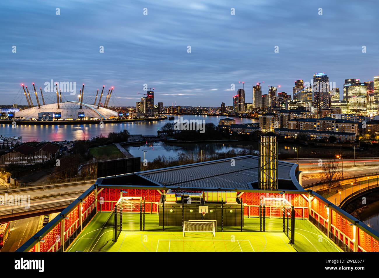 Blick auf O2 Dome und Canary Wharf, London, Großbritannien Stockfoto