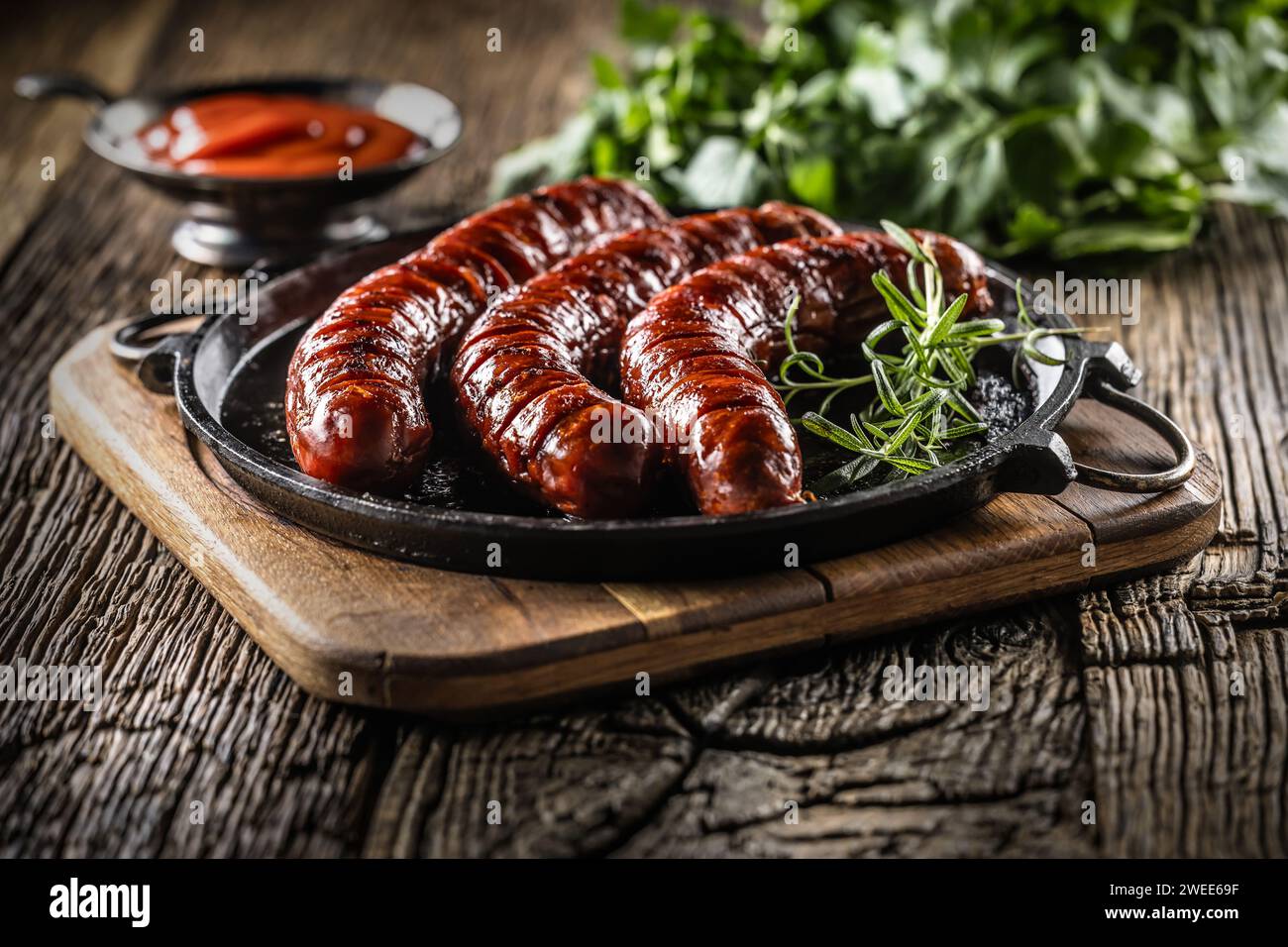 Würstchen gebraten mit Gewürzen, grillsoße und Kräutern - Nahaufnahme. Stockfoto