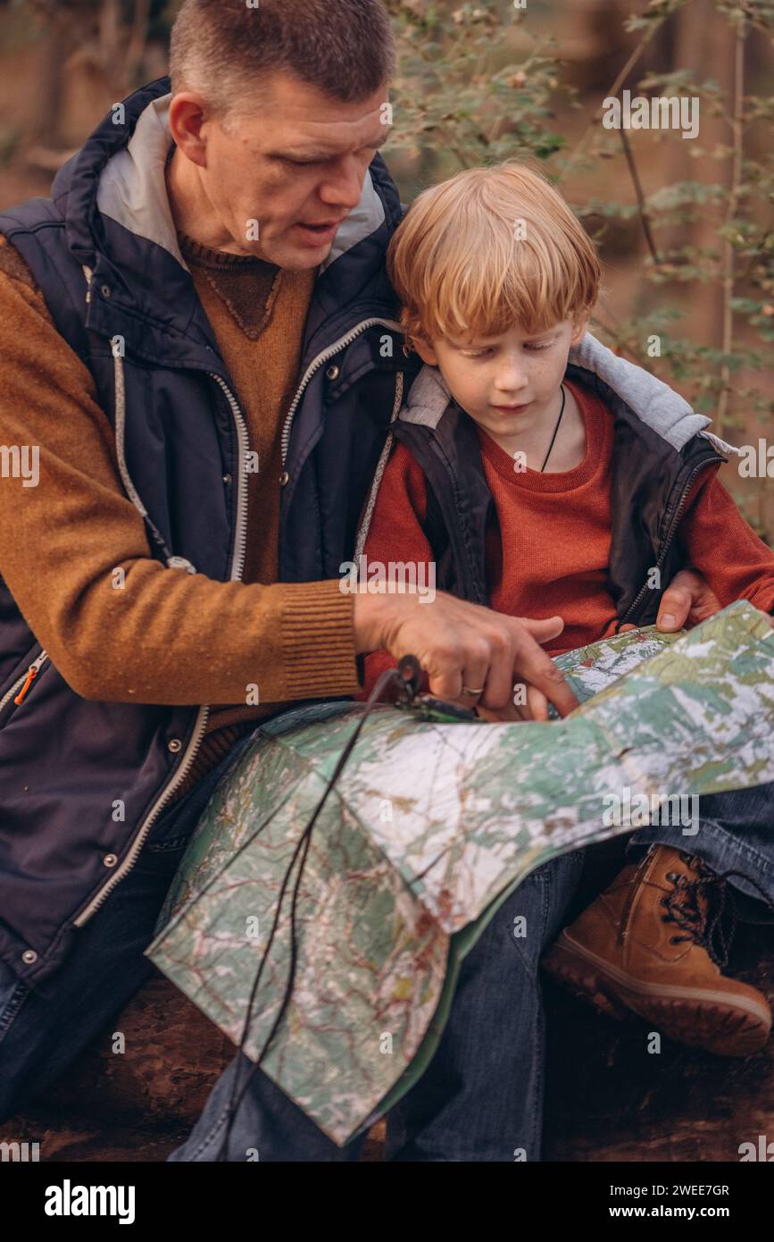 Vater und kleiner Sohn Touristen Herbst Zeit Freizeit, Urlaub Wandern oder touristische Reise Aktivität. Stockfoto