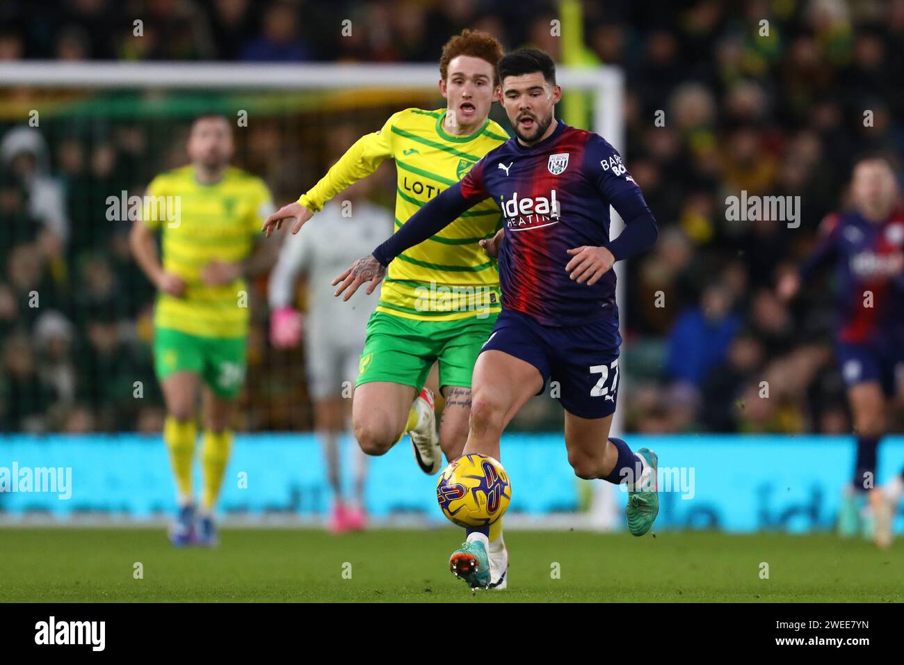 Alex Mowatt aus West Bromwich Albion und Josh Sargent aus Norwich City - Norwich City V West Bromwich Albion, Sky Bet Championship, Carrow Road, Norwich, Großbritannien - 20. Januar 2024 nur redaktionelle Verwendung - es gelten Einschränkungen bei DataCo Stockfoto