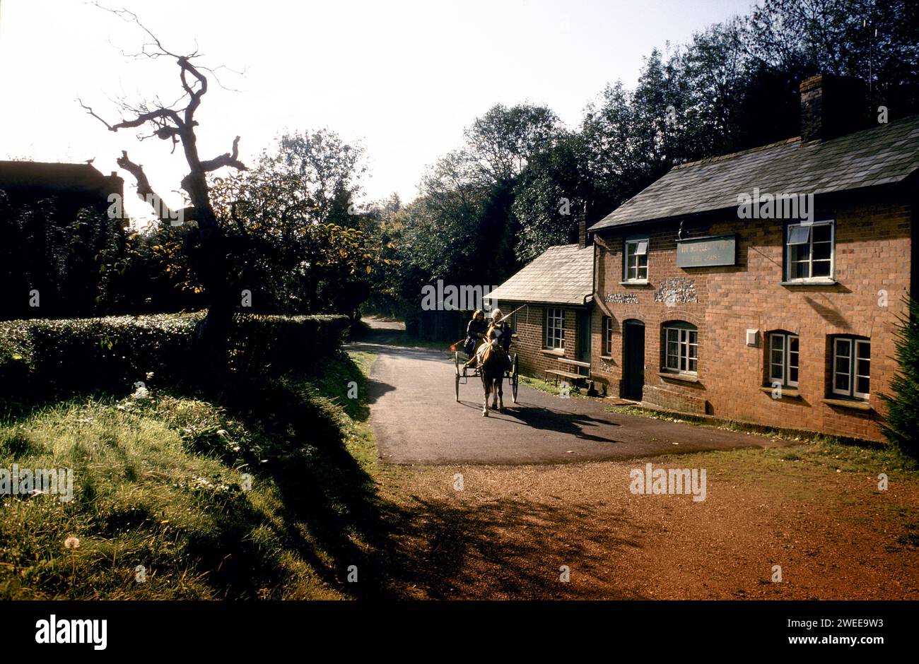 Der Village Pub, die Hurdlers Arms, Binley, Hampshire. Dieser kleine Pub aus roten Backsteinen wurde erstmals von lokalen Holzarbeitern genutzt, die Hürden, bewegliche hölzerne Zäune, oft für Schafe und andere Tiere verwendet haben, herstellten. Der Pub ist über 300 Jahre alt und wird in William Cobbetts „Rural Rides“ erwähnt 1990er Jahre 19991 England Großbritannien HOMER SYKES Stockfoto