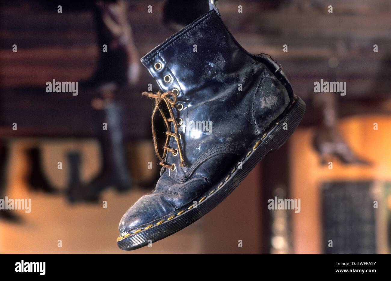 The Village Pub. Der Boot. Littledown In Der Nähe Von Vernham Dean Hampshire England. Innenstiefel hängen in der Bar. 1990er Jahre 1991 HOMER SYKES Stockfoto