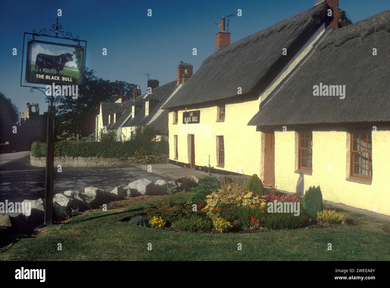 Village Pub. Der Schwarze Bull Etal, Northumberland. England. HOMER SYKES AUS DEN 1991 1990ER JAHREN Stockfoto