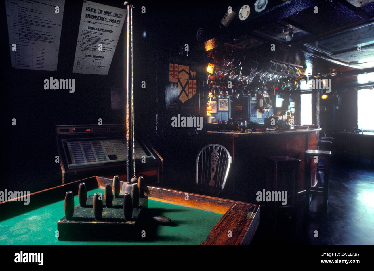 Pub Bar Kegel oder auch Tischkegel genannt, ein traditionelles Pub-Spiel Cornish Village Pubs. Das Innere des Star Inn. St. Just, Cornwall, England. 1990ER 1991 UK HOMER SYKES Stockfoto